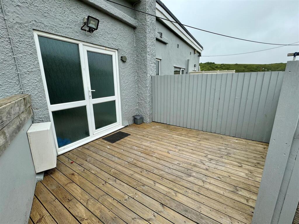 Flat 1, Compass Rose Front