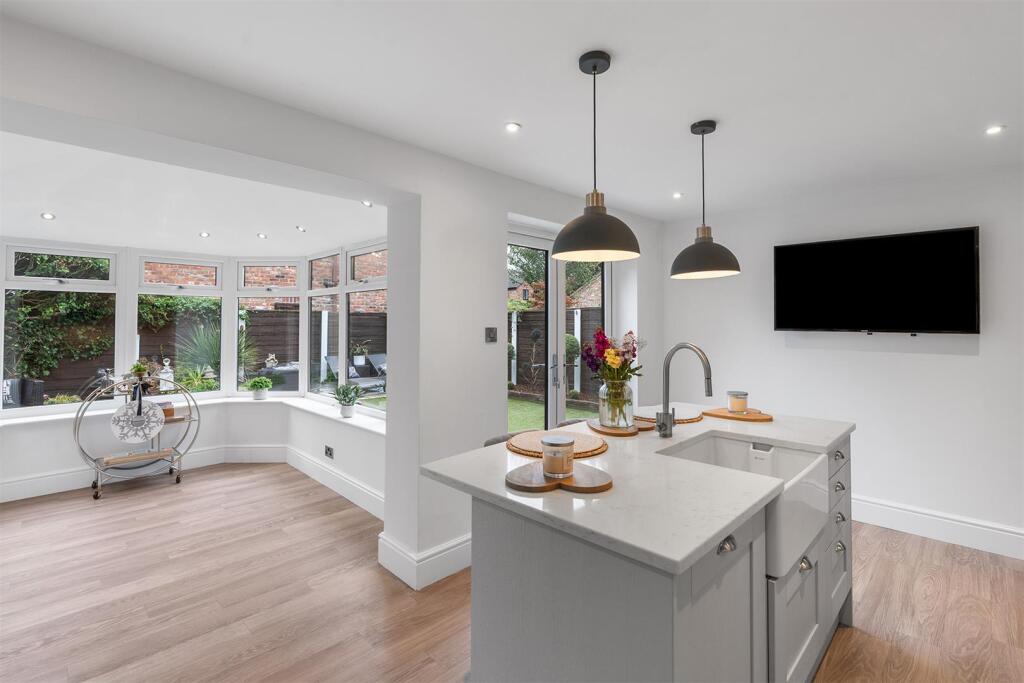 RECENTLY REFITTED BREAKFAST KITCHEN