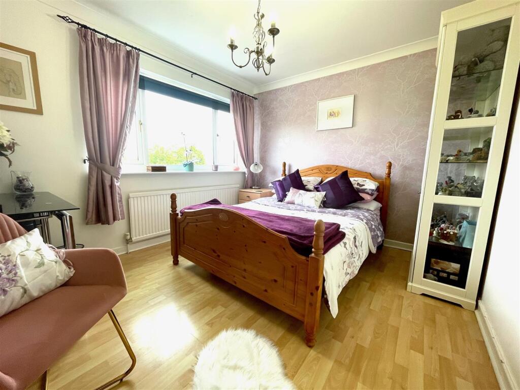 17 Bedroom 2a (King).jpeg