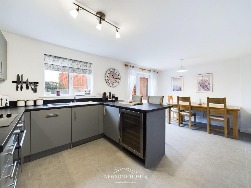 Kitchen/ Dining Room
