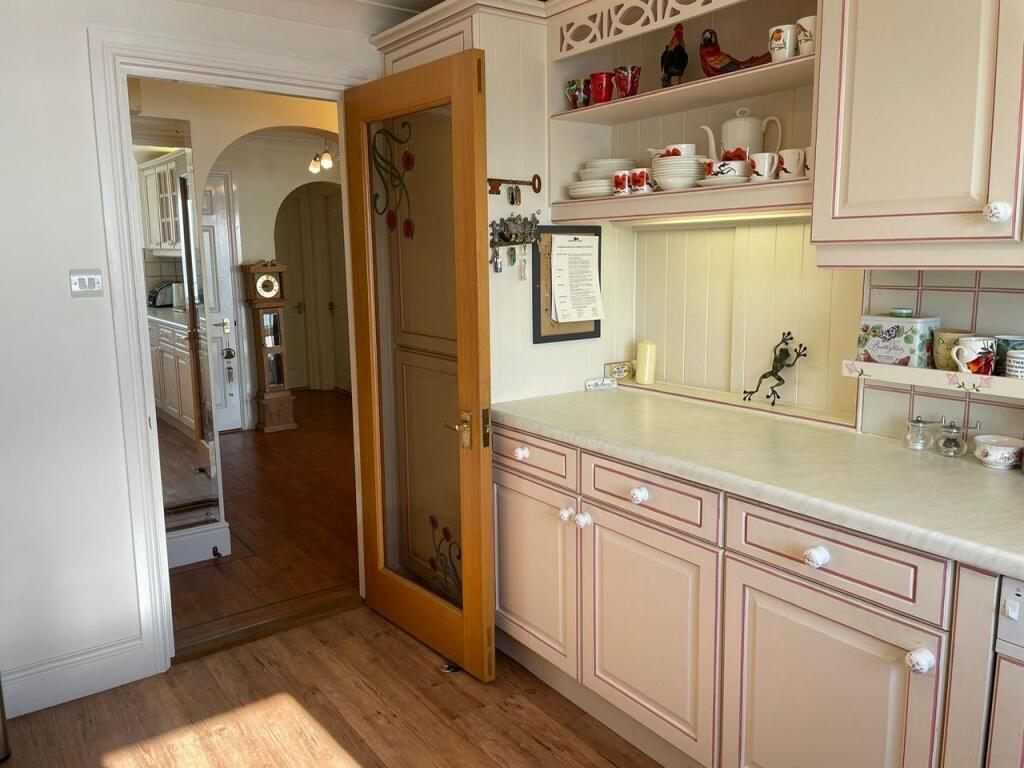 Kitchen 2.jpg