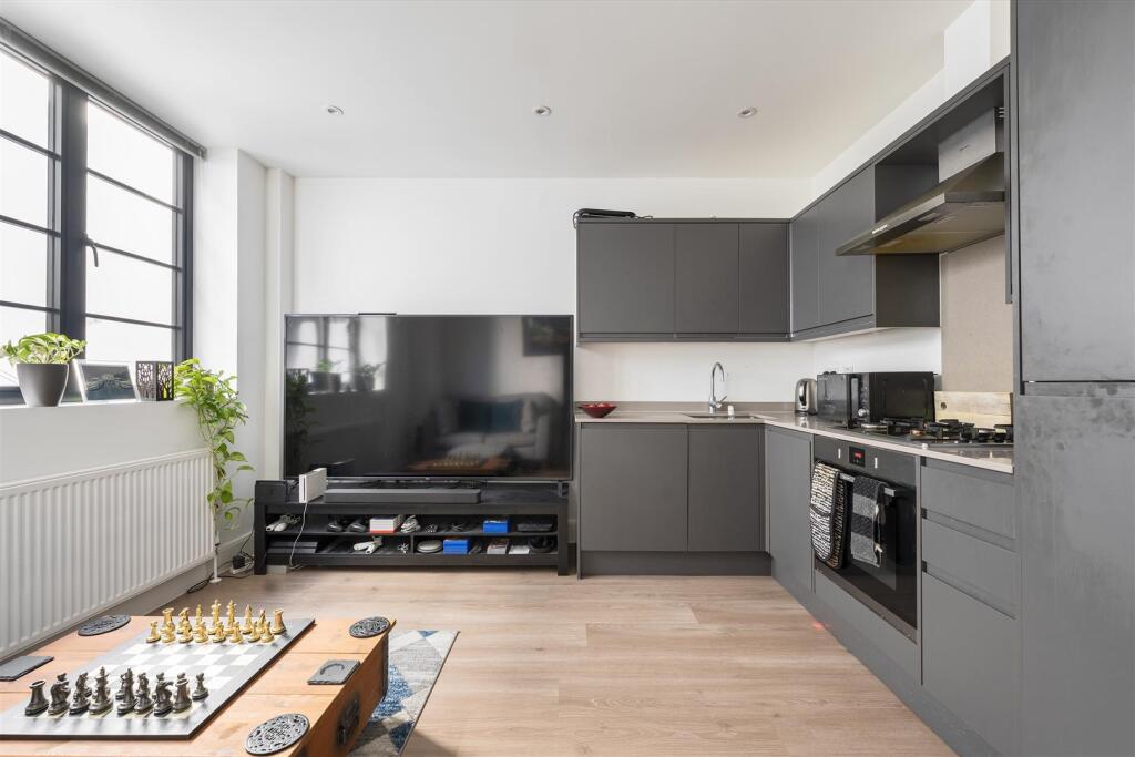 214-220, Maybank Road E18