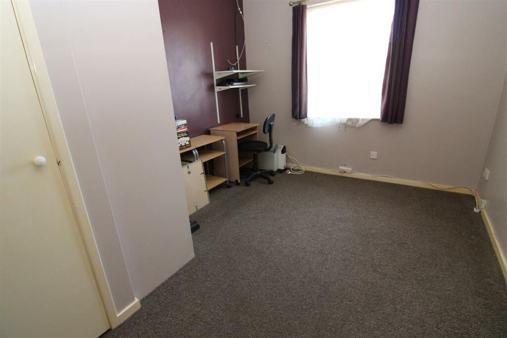 bedroom 1.JPG