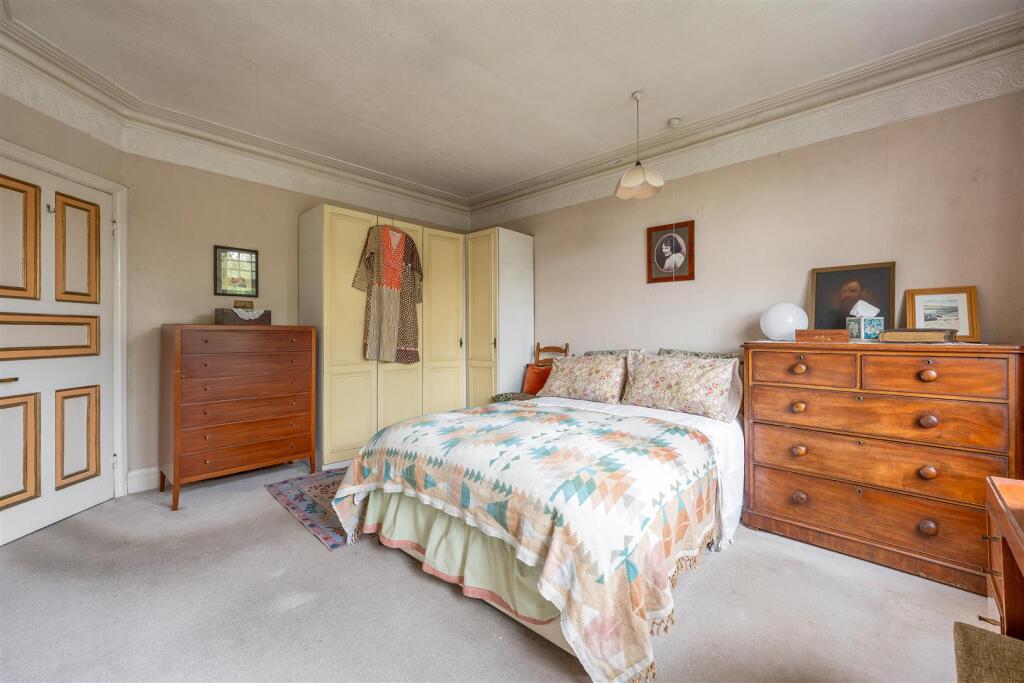 Monkhams Avenue, IG8