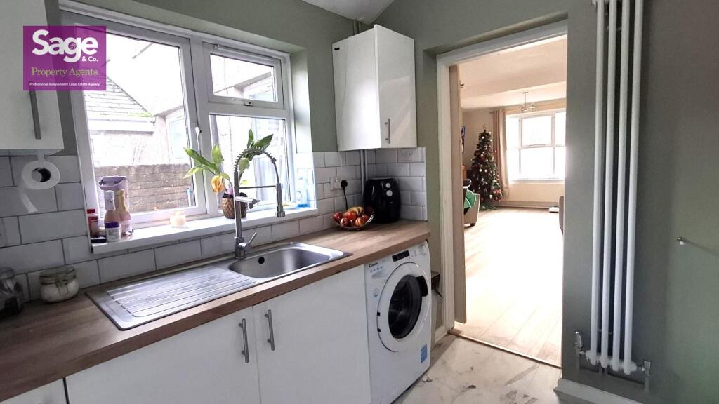 Raglan Street, Risca,