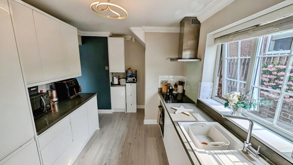 98 Finch kitchen 2.jpg