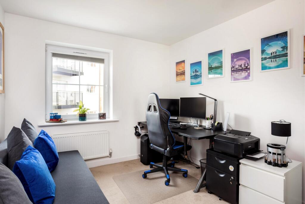 Bedroom / Study