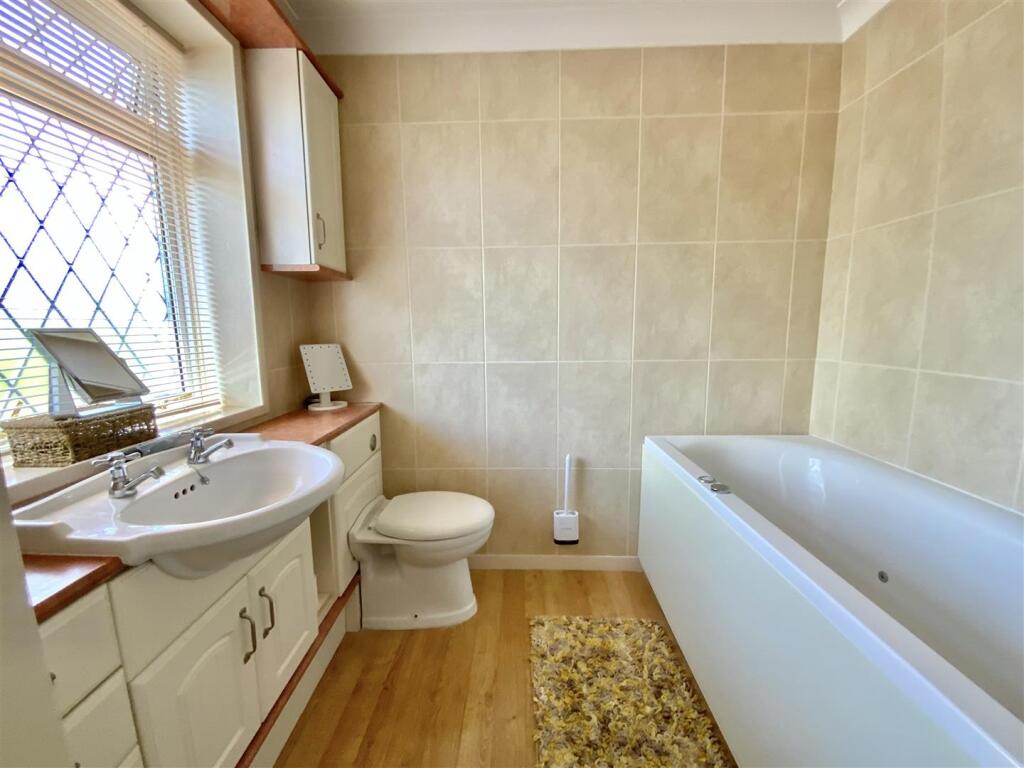 Bedroom 1 - En-suite