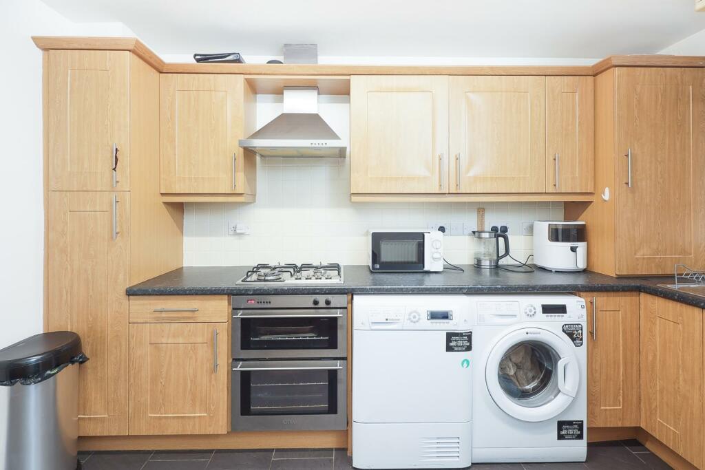 11 St Pauls Court kitchen-3.jpg