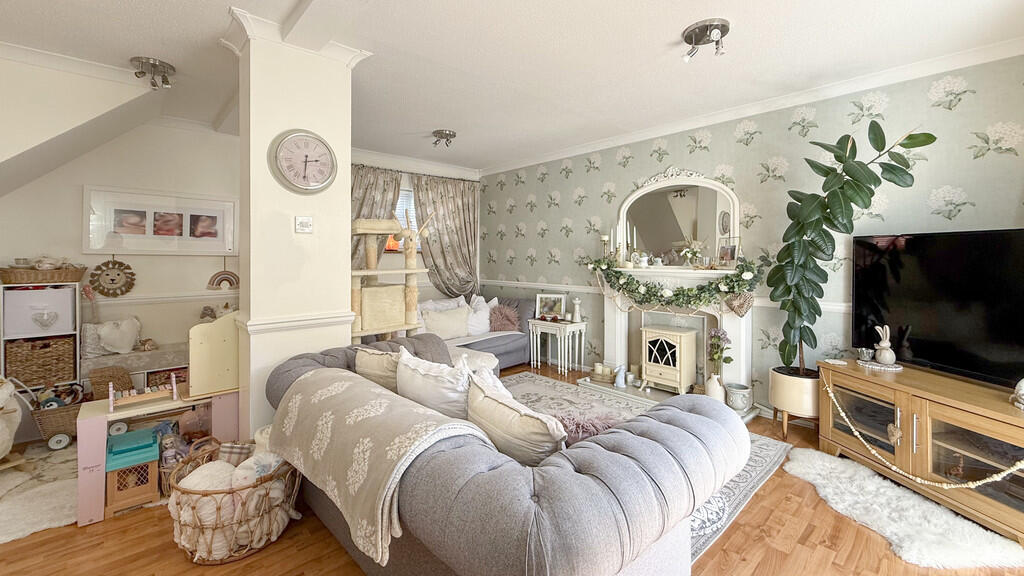 Lounge/dining roo...