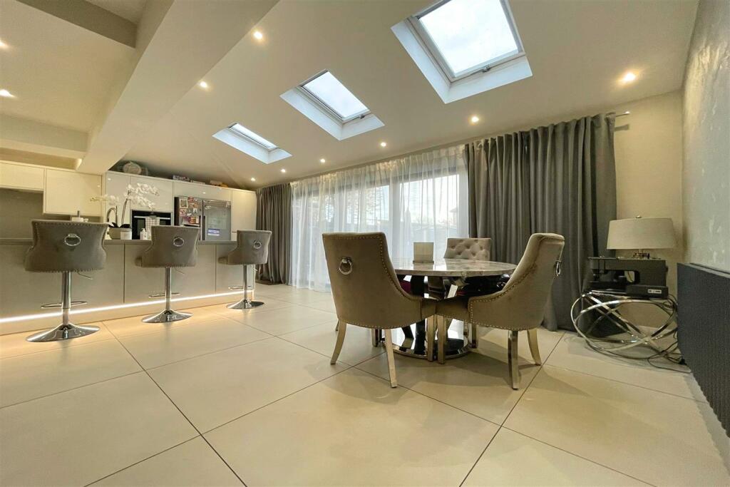 Diner/Family Room