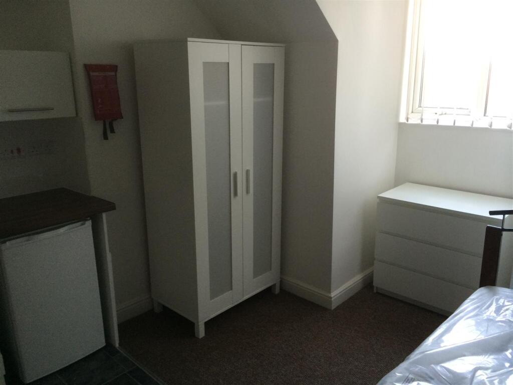 Bedroom F 2 .JPG