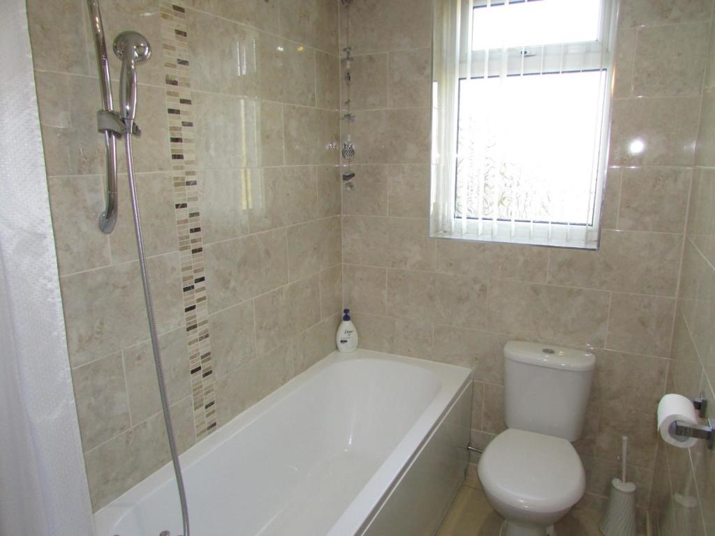 RichmondRd31bath2.JPG