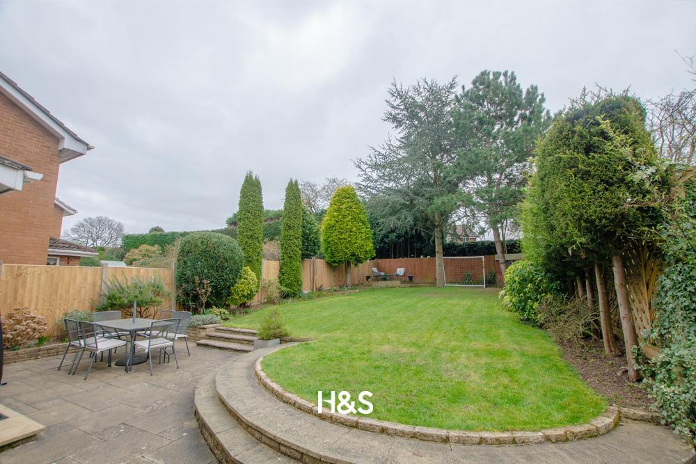 6 Starbold - rear garden 4.jpg