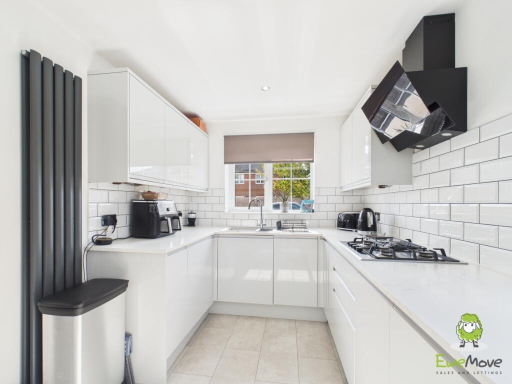 EweMove Estate Agents Basingstoke -Dundee Gardens 