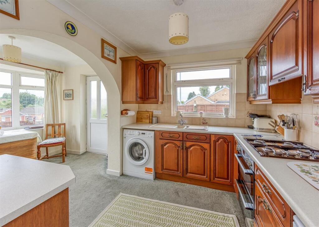 27 Bratch Park-Kitchen (2).jpg