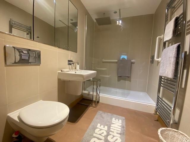 18 St Georges Court bathroom.jpg