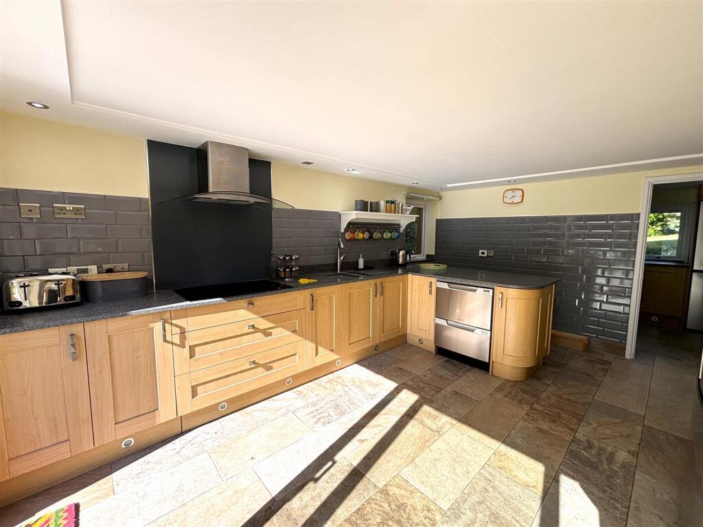 Kitchen 1.jpeg