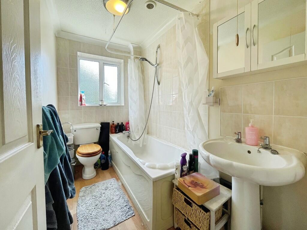 7eef5cbb-bathroom
