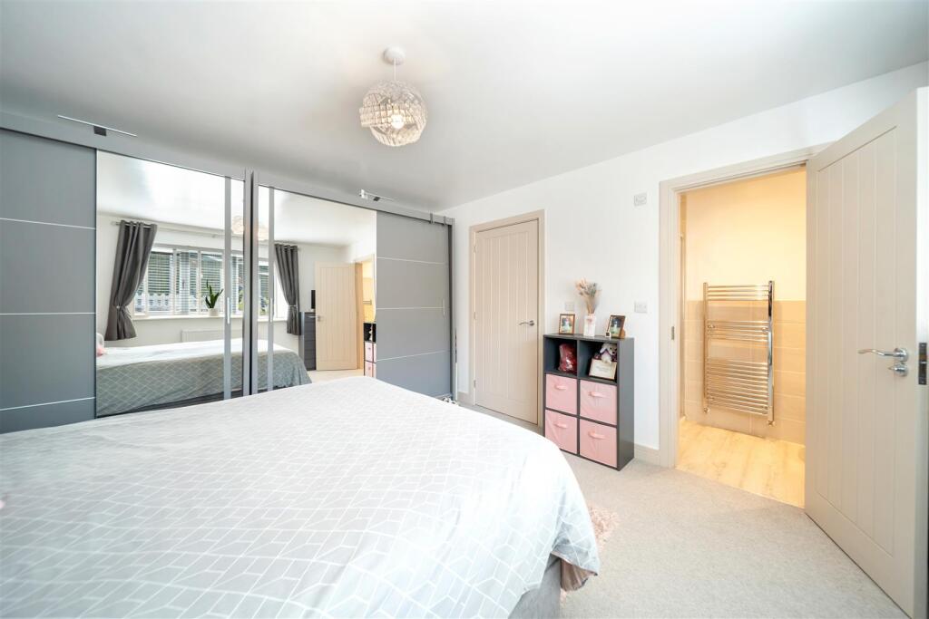 19 Larchwood Close-21.jpg
