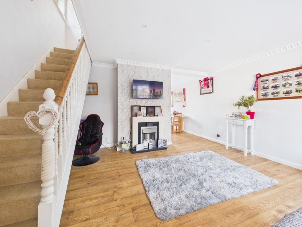 10. CAM04922G0-PR0098-STILL014