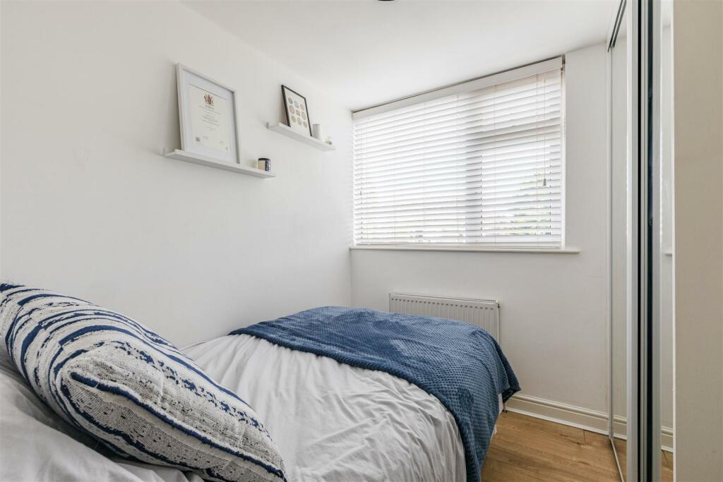 11 Magdalen Crescent, Byfleet, KT14 7SR - 16.jpg