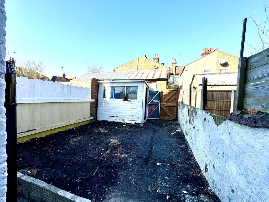 wallis avenue gar...