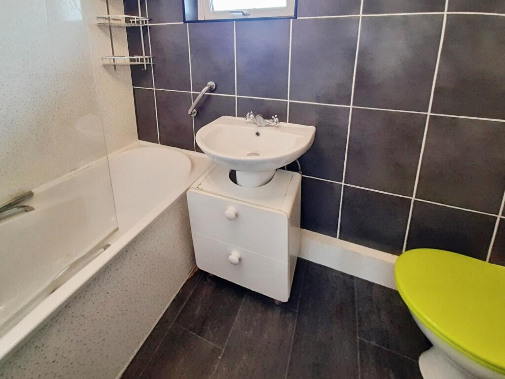 pbox-bathroom-333158.jpg