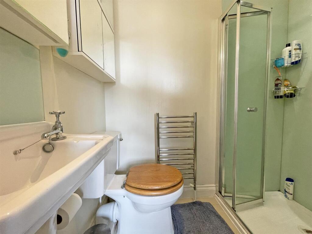 Beagle Road 4 - En Suite.jpg