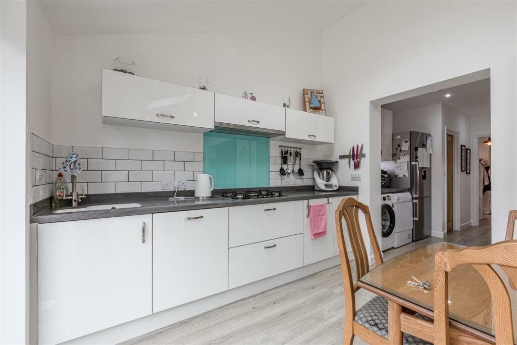 26 Holly Avenue, new haw, kt15 3ub - 10.jpg