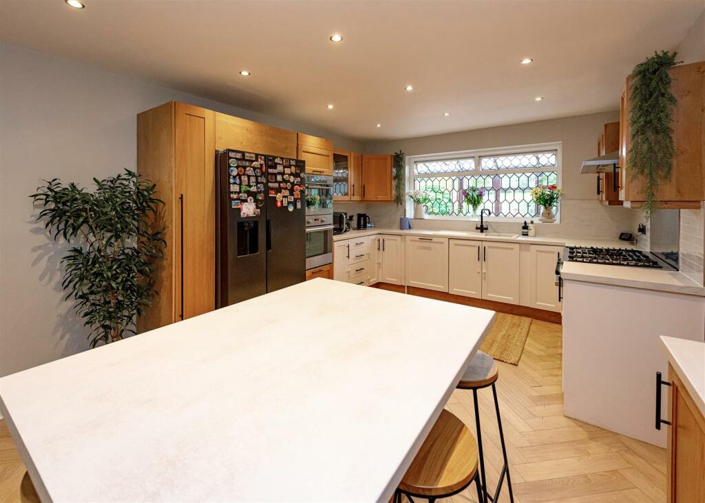 The Squirrels,27 Stourbridge Road-Kitchen1.jpg