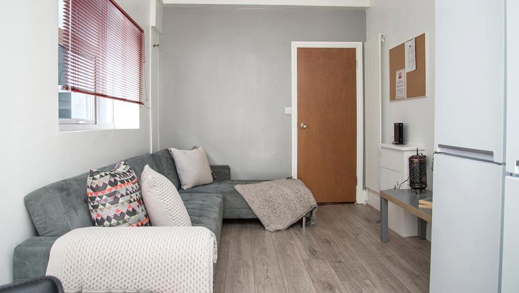 7-bed-student-house-hudson-road-portsmouth-(55).jp