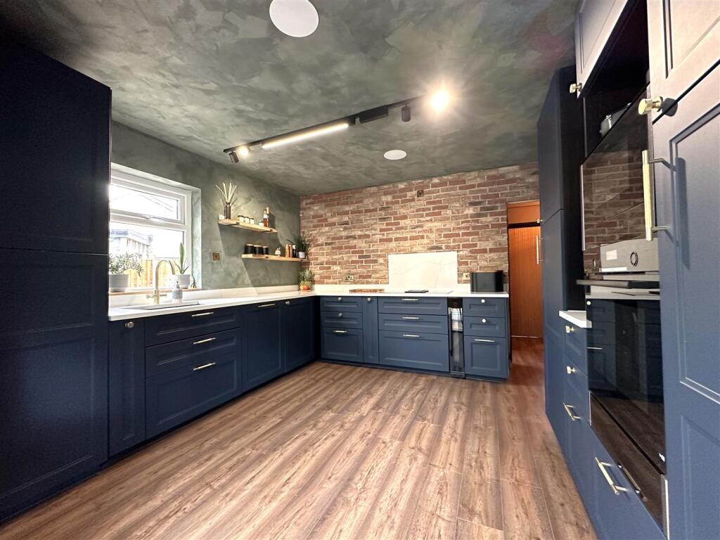 Superb Contemporary Kitchen 986