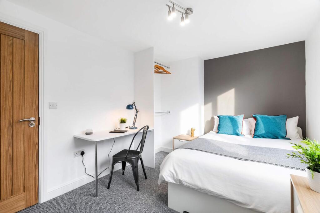 Bright, modern double bedroom with a comfortabl...