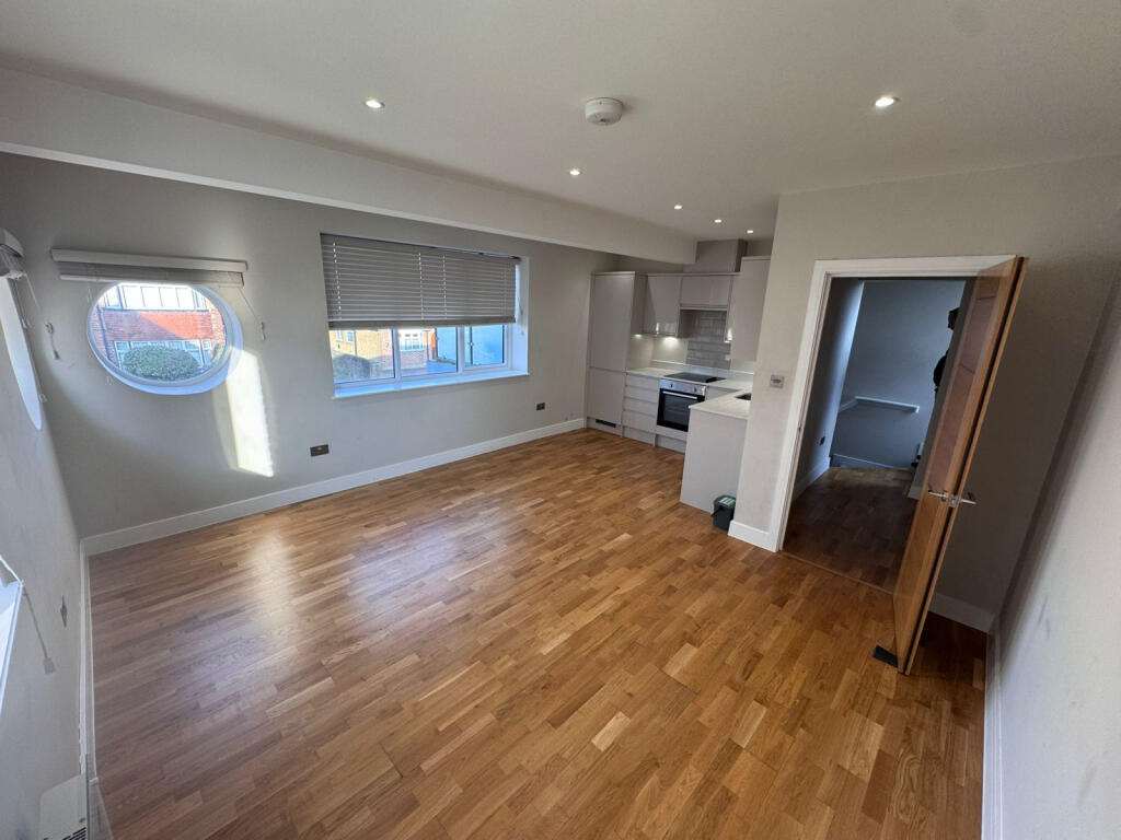 Gorgeous three-bedroom flat property for rent in 