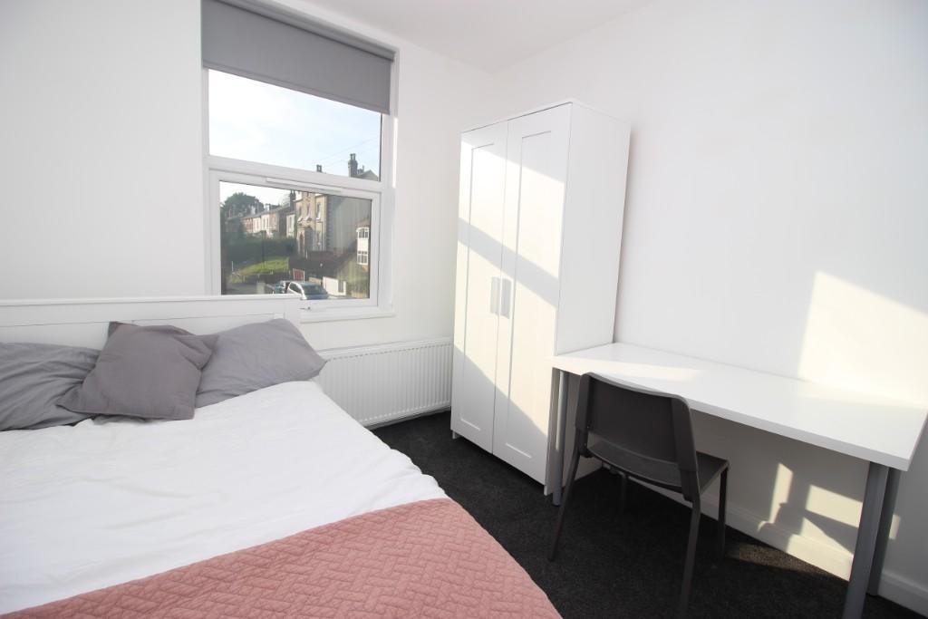 Bright and tidy single bedroom featuring a comf...