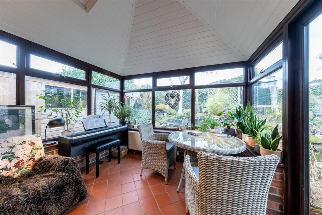 7 Hallowsgate Court-011.jpg