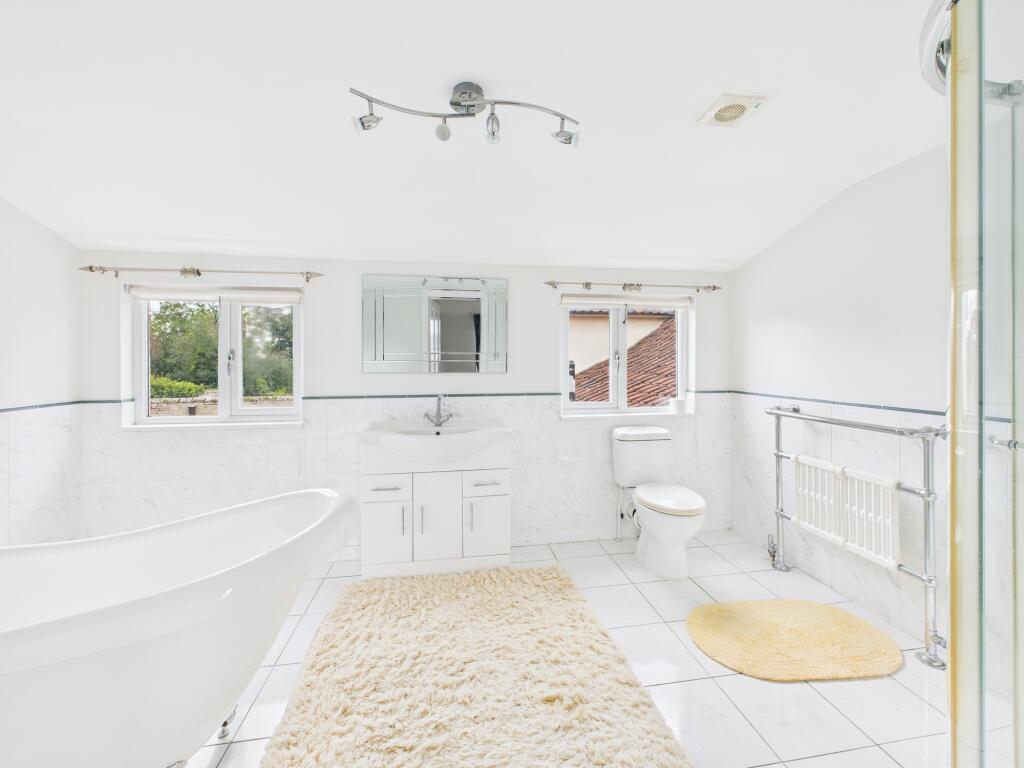 Bathroom 2.jpg