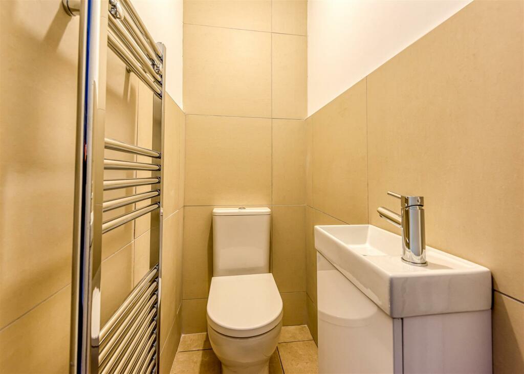 30 Sandringham Road-Cloakroom.jpg