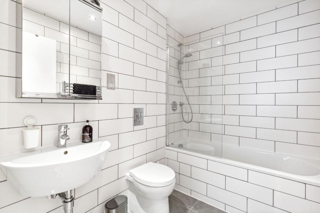 Bathroom (2).jpg