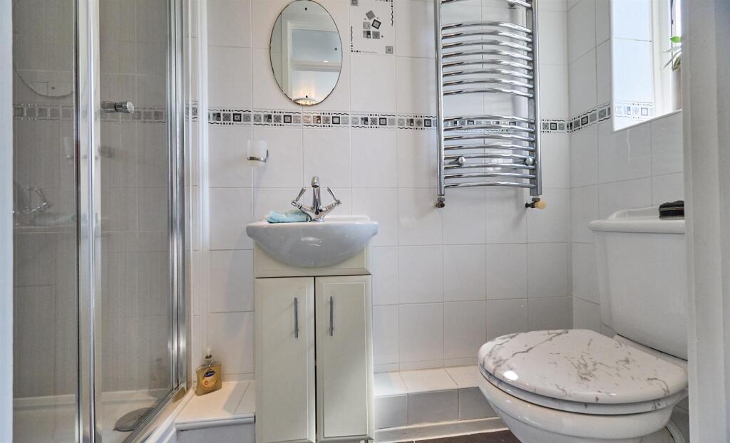 EN-SUITE BATHROOM