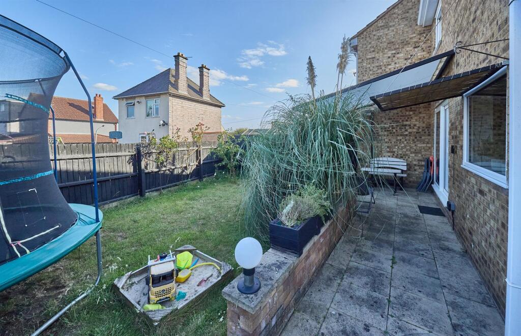 8 Hawthorne Way BW 12.jpg