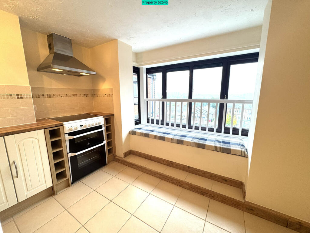 40RH - Kitchen Dining Pic 2