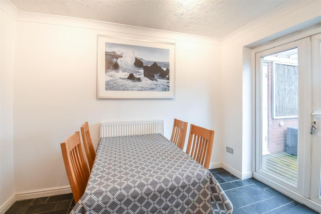 Kitchen/ Dining Room