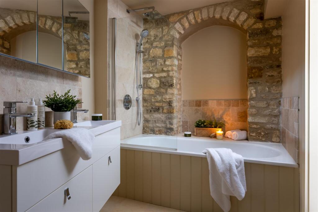 25 - Gislebertus House - GL54 1AA - Full.jpg