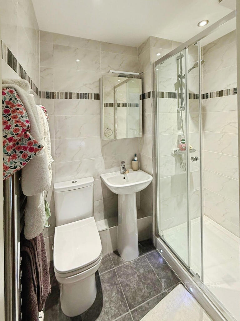 En-suite to main bedroom