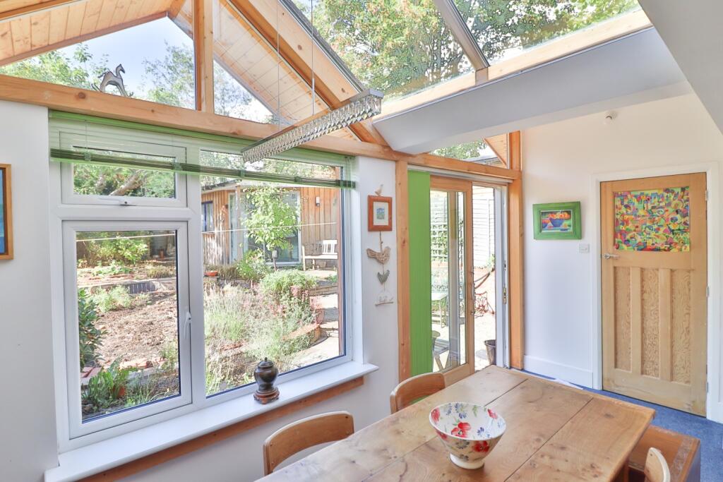 Bright and Spacious Vaulted Ceiling
