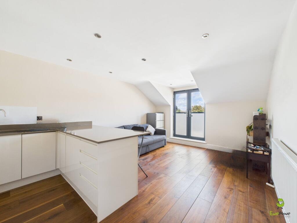 CAM03779G0-PR0291-STILL009