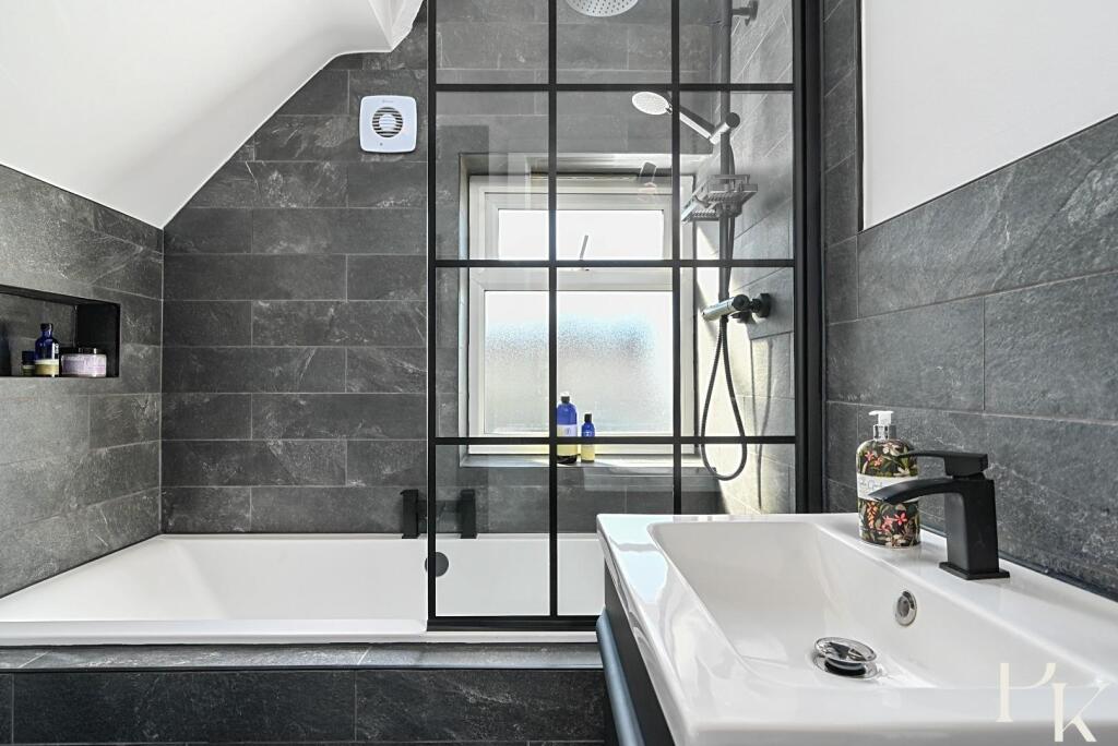 12 Brambledean Road, bn41 (18).jpg