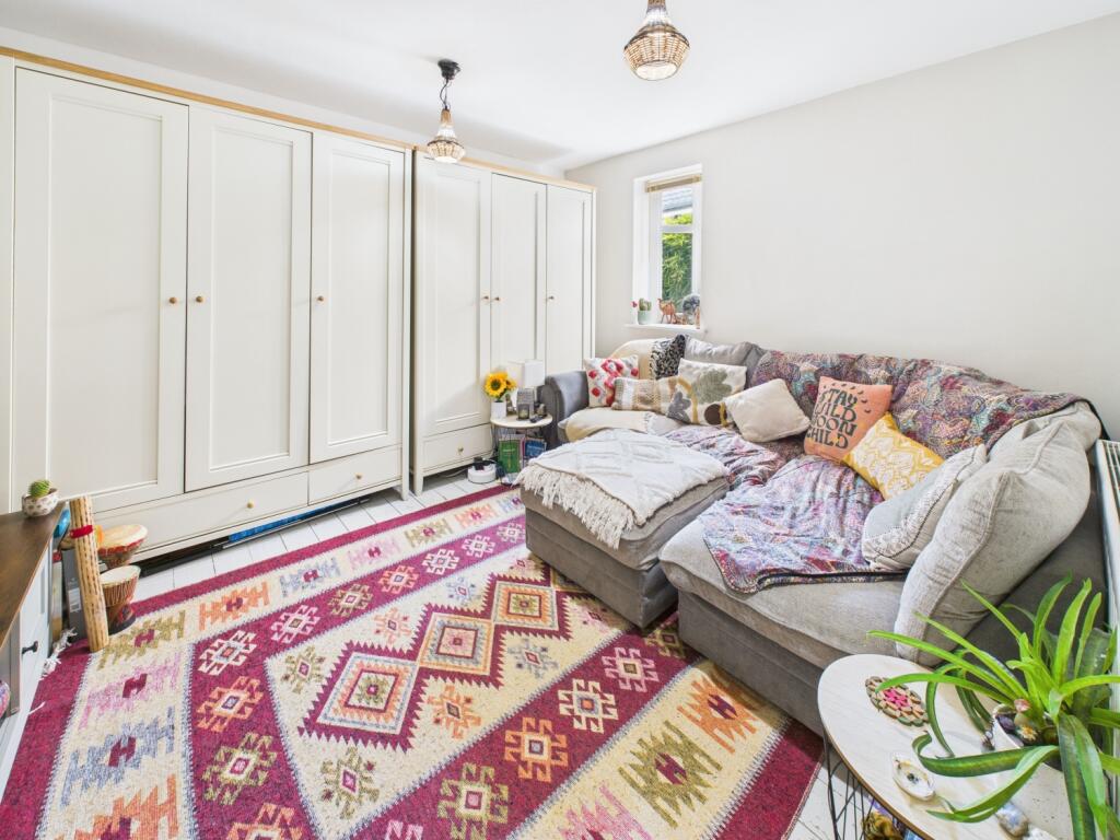 CAM02093G0-PR0053-STILL028